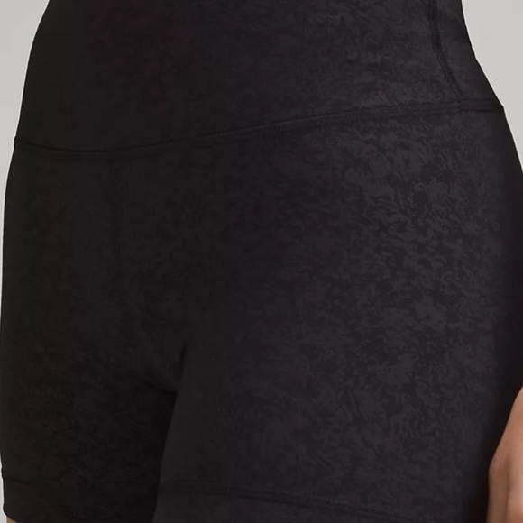 NWT Lululemon Wunder Under Train High Rise Short 4” in Blaze Black. Size 4 - Picture 4 of 8